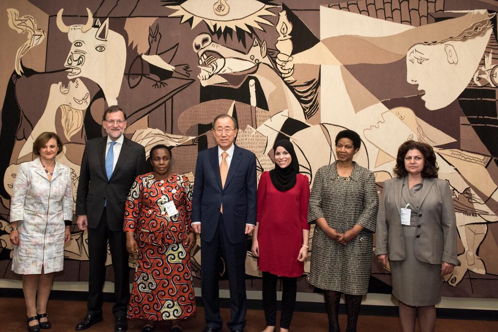 مدافعة حقوق الإنسان العراقية يانار محمد (على اليمين) مع مسؤولي الأمم المتحدة ونشطاء من النساء بمناسبة الذكرى الخامسة عشرة لقرار مجلس الأمن 1325 بشأن المرأة والسلام والأمن. (الأرشيف 2015)